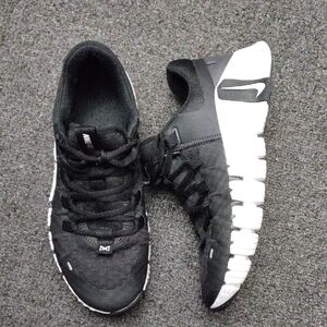 Nike "Free Metcon 5" Training Sneakers